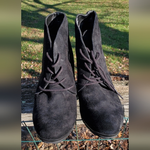 White Mountain heeled suede booties in black, size 7.5 - Picture 2 of 4